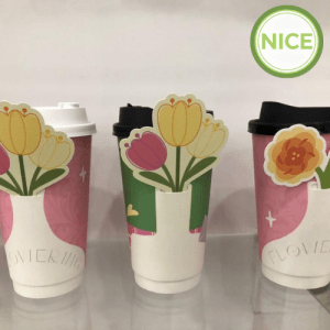 Ly Giấy Cài Hoa Sticker – Ý Tưởng Bao Bì “Độc Lạ” Khiến Khách Chỉ Muốn Mang Về Chứ Không Muốn Vứt